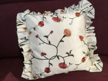 Zierkissen mit Volang